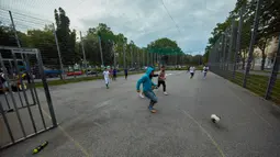 Sejumlah orang bermain sepak bola di sebuah taman olahraga jalanan di Wina, Austria, Rabu (8/7/2020). Sejumlah orang di Wina pergi ke taman olahraga jalanan untuk melakukan olahraga luar ruangan setelah pembatasan COVID-19 dicabut. (Xinhua/Georges Schneider)