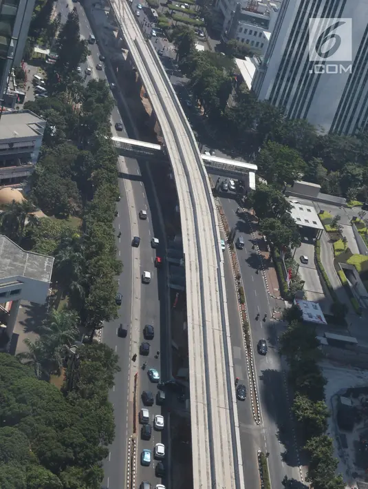 Suasana proyek Light Rail Transit (LRT) Jabodebek terlihat dari atas di Rasuna Said, Kuningan, Jakarta, Rabu (21/8/2019). Jadwal pengoperasian LRT Jabodebek molor dari target yang pada awalnya direncanakan bisa beroperasi pada 2019. (Liputan6.com/Angga Yuniar)