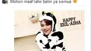 Cara unik Nabilah JKT48 ucapkan hari raya Idul Adha, ia terlihat lucu memakai kostum berbentuk sapi. (via twitter/@nabilahJKT48)