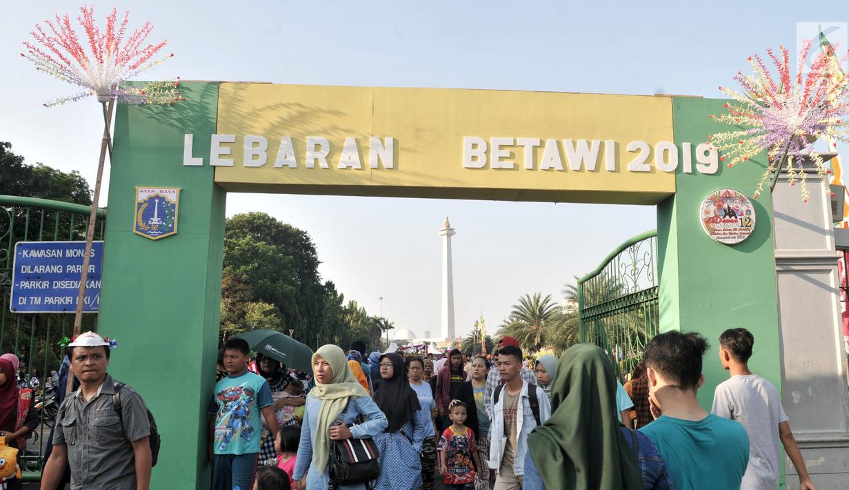Kepadatan warga saat mendatangi Lebaran Betawi ke-12 di Lapangan Monas, Jakarta, Minggu (21/7/2019). Untuk pertama kalinya Lebaran Betawi digelar di Monas yang diisi oleh beragam seni dan budaya masyarakat Betawi dalam rangka memeriahkan HUT DKI Jakarta.(merdeka.com/Iqbal S. Nugroho)