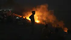 Orang-orang mengkremasi kerabat mereka yang meninggal karena penyakit terkait panas, di Ballia, di negara bagian Uttar Pradesh, India utara, Senin, 19 Juni 2023. (AP Photo/Rajesh Kumar Singh)