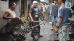 Warga membersihkan puing sisa kebakaran di kawasan padat penduduk di Jalan Kebon Jeruk 4, RT 004 RW 06, Kelurahan Maphar, Kecamatan Taman Sari, Jakarta, Jumat (7/2/2020). Sebanyak 29 unit mobil dikerahkan untuk melakukan pemadaman yang terjadi pada Kamis (6/2) malam. (Liputan6.com/Immanuel Antonius)