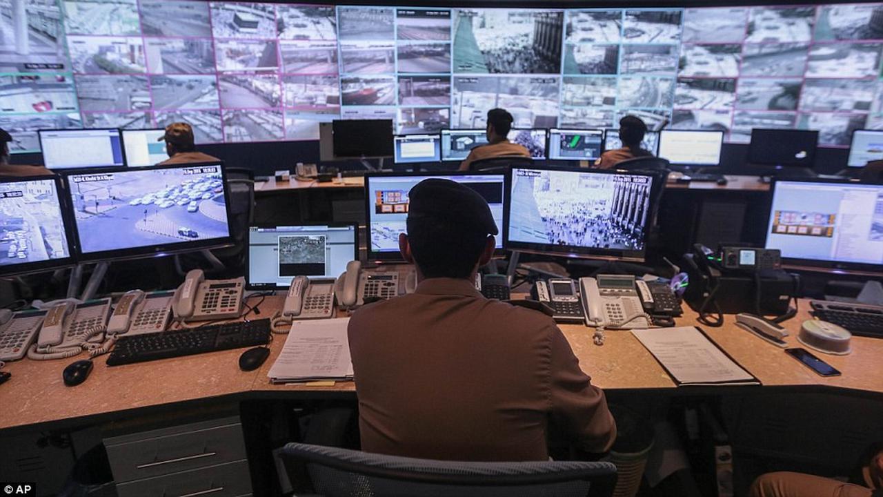 Ilustrasi pihak keamanan sedang melihat CCTV (AP/Arsip)