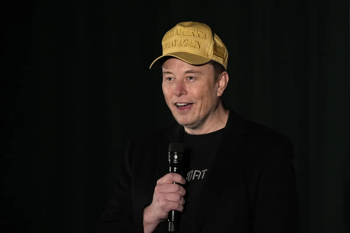 Elon Musk dalam kampanye mendukung Donald Trump. (AP Photo/Matt Rourke)