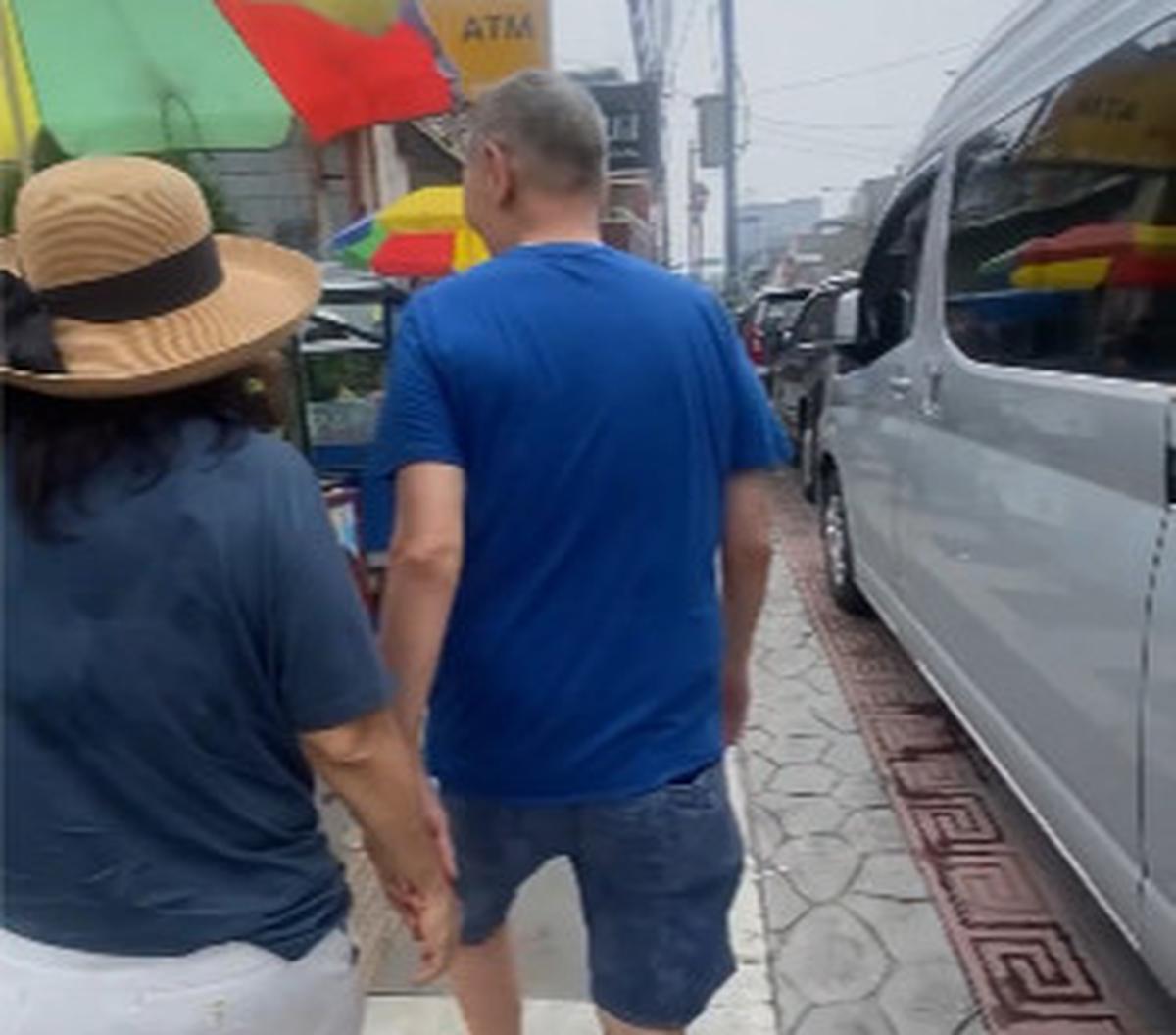 Bos jalan tol Jusuf Hamka membagikan momen saat dirinya tengah menghabiskan waktu dengan jalan-jalan di kota hujan. Kegiatan tersebut dilakukan untuk menyambut tahun baru 2024. <br>