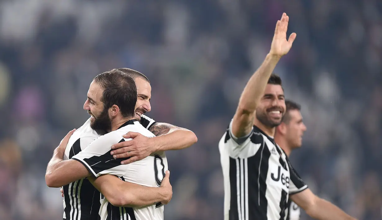 Para pemain Juventus merayakan kemenangan usai mengalahkan Napoli pada lanjutan Serie A di Juventus Stadium, Turin, Italy, (29/10/2016). (EPA/Alessandro Di Marco)