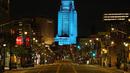 Balai Kota Los Angeles menyala biru saat Broadway terlihat sepi, Los Angeles, Amerika Serikat, Jumat (10/4/2020). Balai Kota dan beberapa landmark Los Angeles menyala biru untuk menunjukkan dukungan kepada petugas medis mengahadapi virus corona COVID-19. (AP Photo/Mark J. Terrill)
