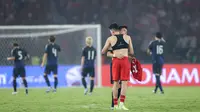 Pemain Timnas Indonesia, Justin Hubner (tengah kiri) dan pemain Jepang, Wataru Endo saling memberikan pelukan setelah bertukar jersey pada akhir laga lanjutan putaran ketiga Grup C Kualifikasi Piala Dunia 2026 di Stadion Utama Gelora Bung Karno (SUGBK), Senayan, Jakarta, Jumat (15/11/2024). (Bola.com/Bagaskara Lazuardi)