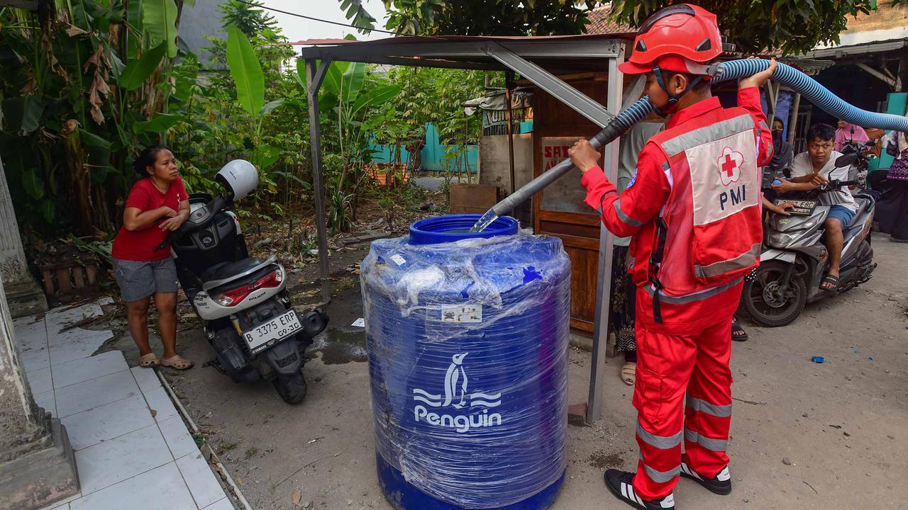 PMI Distribusikan Air Bersih bagi Korban Kekeringan di Depok