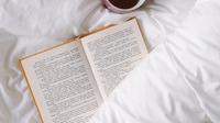 Ilustrasi buku, teks eksposisi. (Foto oleh Dina Nasyrova: https://www.pexels.com/id-id/foto/mug-keramik-putih-di-atas-tekstil-putih-3808243/)