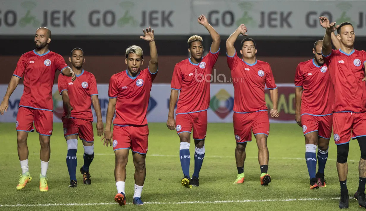Para pemain Puerto Rico melakukan pemanasan saat latihan di Stadion Maguwoharjo, Sleman, Senin (12/6/2017). Latihan ini persiapan terakhir jelang menghadapi Timnas Indonesia. (Bola.com/Vitalis Yogi Trisna)