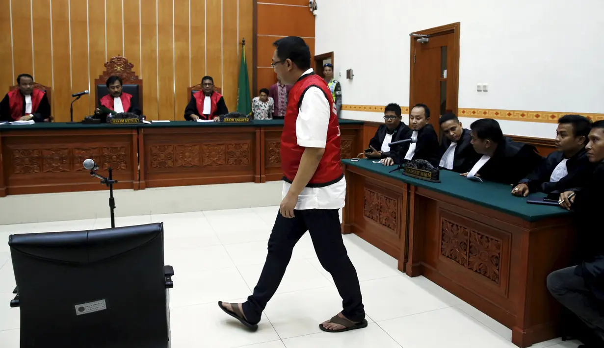 Wong Chi Ping saat menuju kursi sidang di Pengadilan Negeri Jakarta Barat, (13/11/2015). Pengadilan Indonesia menghukum  mati Wong Chi Ping yang berkewarganegaraan Hongkong ini dengan penyelundupan obat terlarang lebih dari 860 kg. (REUTERS/Beawiharta)
