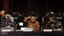 Ketua DPD RI Irman Gusman (tengah) bersama Ketua Komite II DPD Parlindungan Purba (kanan) menjadi pembicara Focus Group Discussion dengan tema Membedah UU Tapera di Gedung Nusantara V, Senayan, Jakarta, Rabu (24/2). (Liputan6.com/JohanTallo)