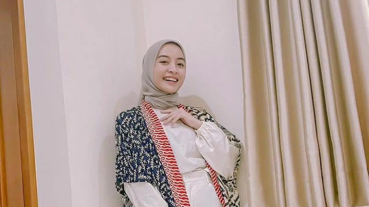 6 Gaya Berhijab dengan Celana Gombrang ala Ratrisha Anadya