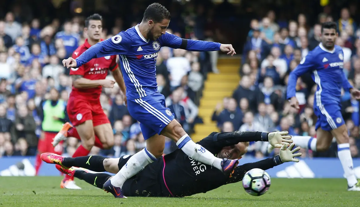 Gaya pemain Chelsea, Eden Hazard mencetak gol dengan melewati hadangan kipen Leiceser City, Kasper Schmeichel pada laga Premier League pekan ke-8 di Stamford Bridge, London, (15/10/2016). (Reuters/Peter Nicholls)