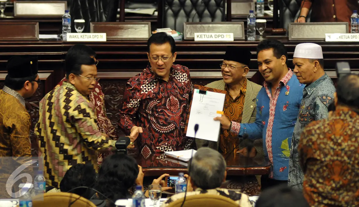 Ketua DPD RI Irman Gusman (kedua kiri) usai menandatangani Tata Tertib DPD RI sesuai dengan keputusan Sidang Paripurna tanggal 15 Januari 2016 saat Rapat Paripurna DPD di Kompleks Parlemen, Jakarta (29/4). (Liputan6.com/Johan Tallo)  