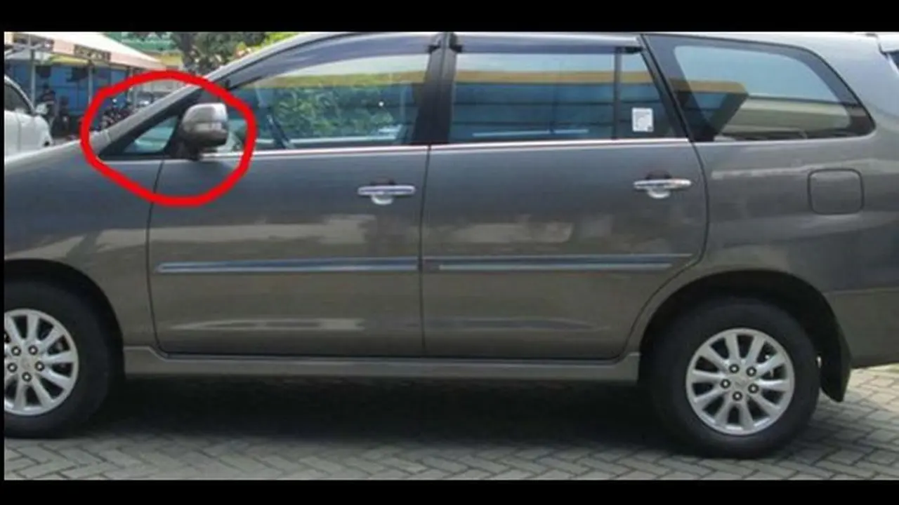 Kaca segitiga mobil