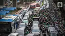 Kendaraan terjebak macet di Jalan Rasuna Said, Kuningan, Jakarta, Rabu (22/1/2020). Kemacetan di depan Kantor Kemenkumham ini  imbas dari unjuk rasa warga Tanjung Priok yang memprotes dan menuntut Menkumham Yasonna Laoly minta maaf. (Liputan6.com/Faizal Fanani)