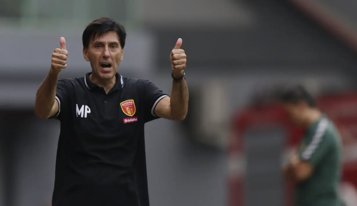 Pelatih Perseru Badak Lampung FC, Milan Petrovic, saat melawan Bhayangkara FC pada laga Liga 1 2019 di Stadion Patriot, Bekasi, Jumat (16/8). Bhayangkara FC takluk 0-1 dari Badak Lampung FC. (Bola.com/M Iqbal Ichsan)