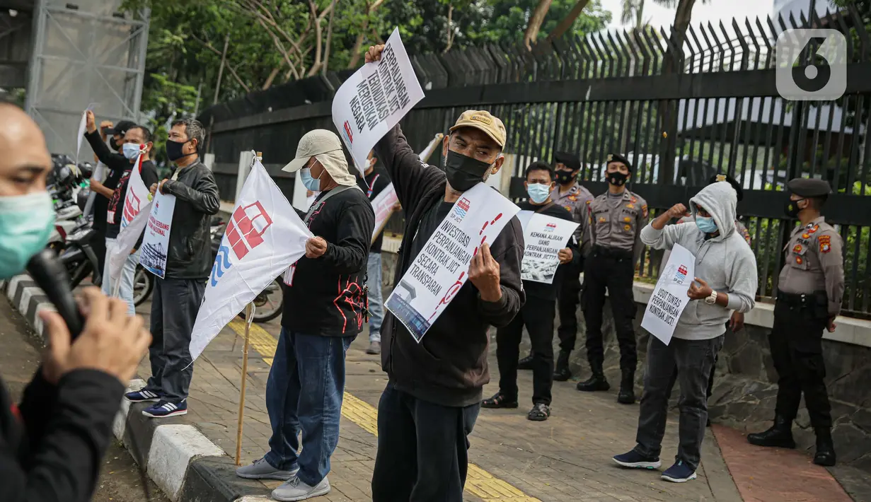 Serikat pekerja JICT menggelar aksi di depan Gedung Kejaksaan Agung, Jakarta, Jumat (30/4/2021). Dalam aksinya mereka mendukung upaya Kejagung untuk mengusut kasus dugaan tindak pidana korupsi terkait  perpanjangan kontrak pelabuhan petikemas nasional JICT. (Liputan6.com/Faizal Fanani)