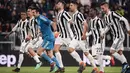 Pemain Juventus merayakan kemenangannya usai melawan AC Milan dalam pertandingan Serie A Italia di Stadion Allianz di Turin (31/3). Pada pertandingan ini Juventus menang 3-1 atas AC Milan. (AFP Photo/Marco Bertorello)