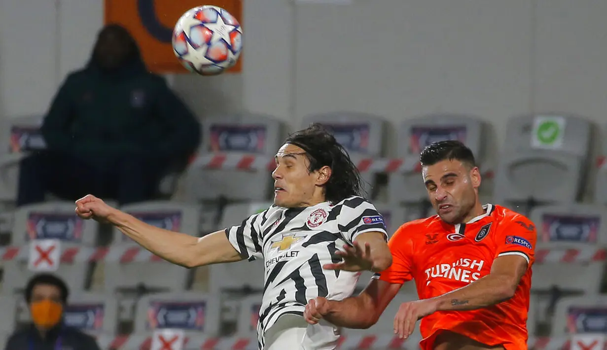 Pemain Manchester United Edinson Cavani (kiri) berebut bola dengan pemain Istanbul Basaksehir Aziz Behich pada pertandingan Grup H Liga Champions di Stadion Fatih Terim, Istanbul, Turki, Rabu (4/11/2020). Istanbul Basaksehir menang 2-1. (AP Photo)