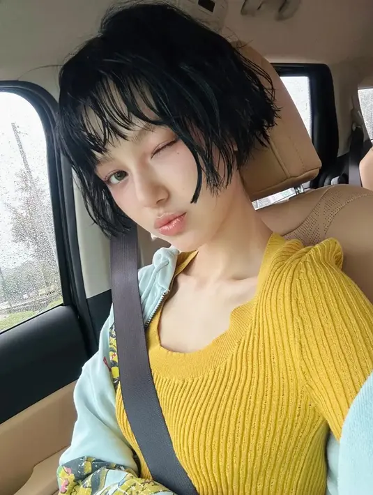 Dalam potret selfie yang diunggahnya, terlihat Danielle tetap terlihat memukau dalam makeup bernuansa oranye yang membuat kulit wajahnya terlihat bersinar dan outfit berwarna kuning. [Foto: Instagram/danielle___newjeans]