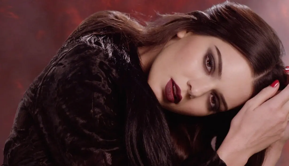 Kendall Jenner menjadi misterius dengan riasan vampy dark yang dikenakannya. Model 20 tahun itu melakukan pemotretan bertema 'YuleFire' dengan latar hutan terbakar untuk kalender majalah Love 2016. (dailymail.co.uk)