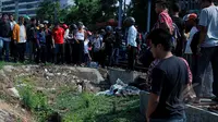 Puluhan warga berkerumun melihat jenazah seorang pria tewas tertabrak kereta api di dekat Stasiun Palmerah, Jakarta, Jumat, (8/5/2015). (Liputan6.com/JohanTallo)