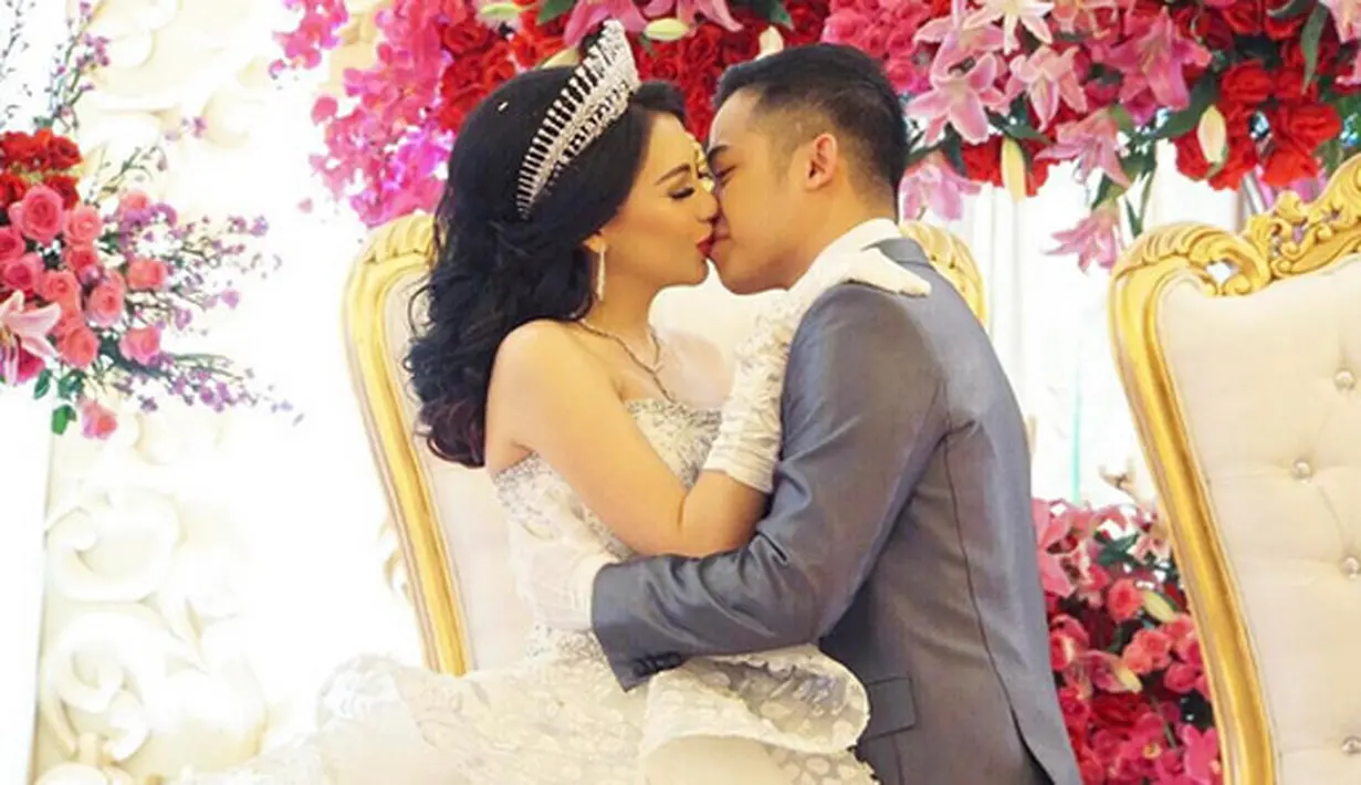 Sebelumnya, pada bulan Agustus silam, beredar kabar mantan personel Cherrybelle itu telah melahirkan. Kabar melahirkan di sebuah rumah sakit, tidak lama setelah kabar itu, Kezia mengunggah foto sedang berjemur di pantai. (Instagram/itskeziakaramoy)