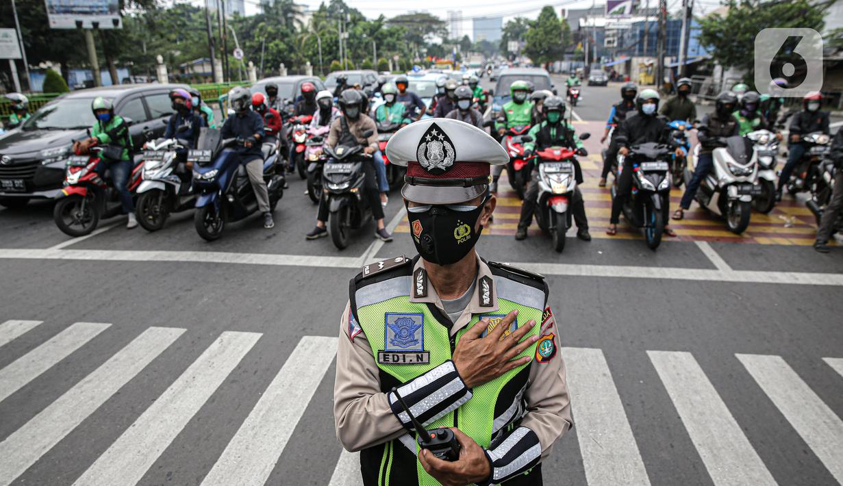Petugas gabungan Polisi dan pengguna jalan Mengheningkan sejenak di Kawasan Jalan Fatmawati Jakarta, Sabtu (10/7/2021). Kegiatan mengheningkan cipta selama 60 detik tersebut bentuk penghormatan kepada mereka yang telah wafat karena covid-19. (Liputan6.com/Faizal Fanani)