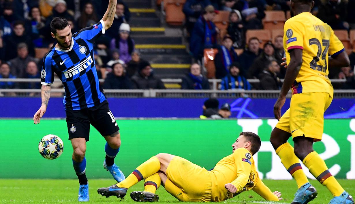 Striker Inter Milan, Matteo Politano, berebut bola dengan bek Barcelona, Clement Lenglet, pada laga Liga Champions di Stadion San Siro, Milan, Selasa (10/12). Inter kalah 1-2 dari Barcelona. (AFP/Miguel Medina)