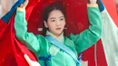 <p>Untuk memerankan karakter ganda, Cho Yi Hyun menitikberatkan pada perbedaan penampilan. "Sebagai menantu perempuan, saya memakai sanggul, sedangkan sebagai mak comblang, saya memakai gache (wig tradisional Korea) serta riasan tebal," tutupnya. (Foto: Instagram/ KBS2)</p>