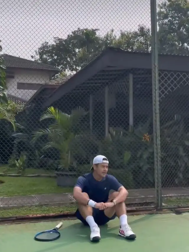 Satu Tim dengan Enzy Storia, Ini 7 Potret Dion Wiyoko Latihan Tenis