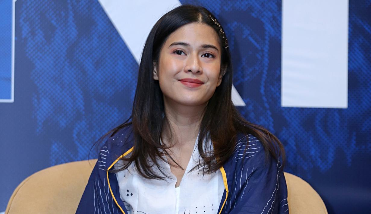 Dian Sastrowardoyo sempat dicap sombong karena reaksi Dian Sastro yang kaget dan bergidik saat tangannya dipegang oleh seorang fans yang ingin berfoto. Menanggapi hal tersebut, Dian Sastro pun mengatakan kaget atas aksi dari fansnya. (Sumber: Kapanlagi.com/Daniel Kampua)