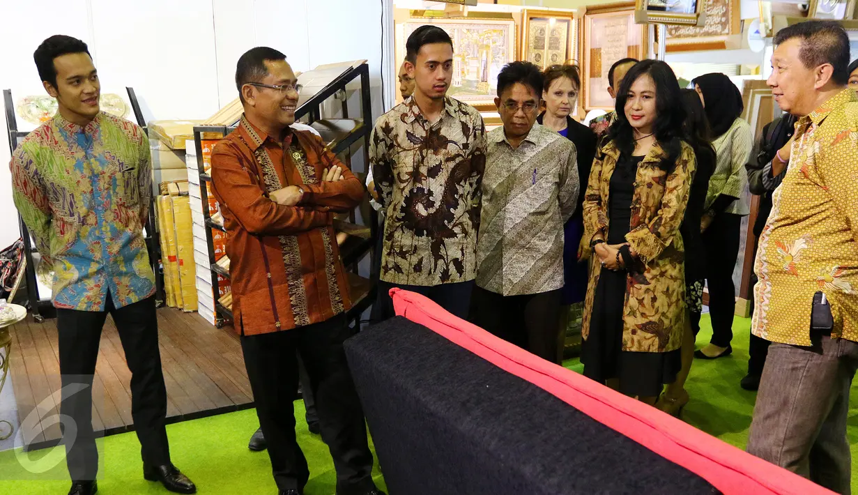 Menteri Perindustrian Saleh Husin (kedua kiri) saat mengunjungi Pameran Furniture Perfect Home, Jakarta, Rabu (18/11/2015). Saleh berharap dengan adanya pameran akan mendekatkan produsen dengan pasar (Liputan6.com/Ferry Pradolo)