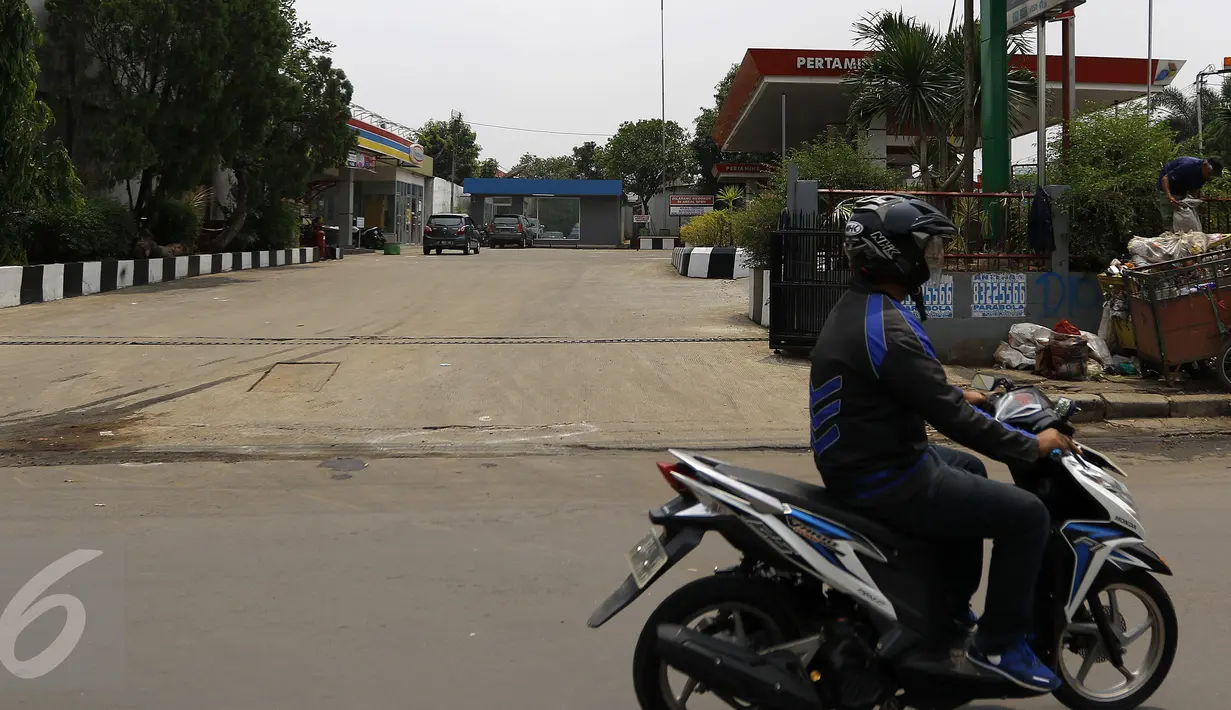Lokasi penembakan tukang ojek di depan SPBU Jalan Raya Mayor Oking, Cibinong, Kabupaten Bogor, Rabu (4/11/2015). Sebelumnya, seorang tukang ojek bernama Japra tewas ditembak oleh oknum TNI berinisial YH pada Selasa (3/11) sore. (Liputan6.com/Yoppy Renato)