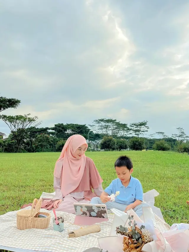 Potret Kebersamaan Larissa Chou dengan Anak Semata Wayang