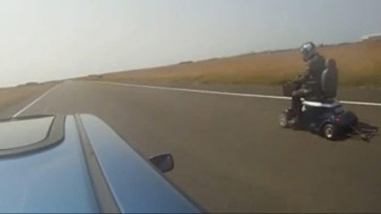 Skuter Mini Kalahkan  Peugeot 106 (Youtobe)