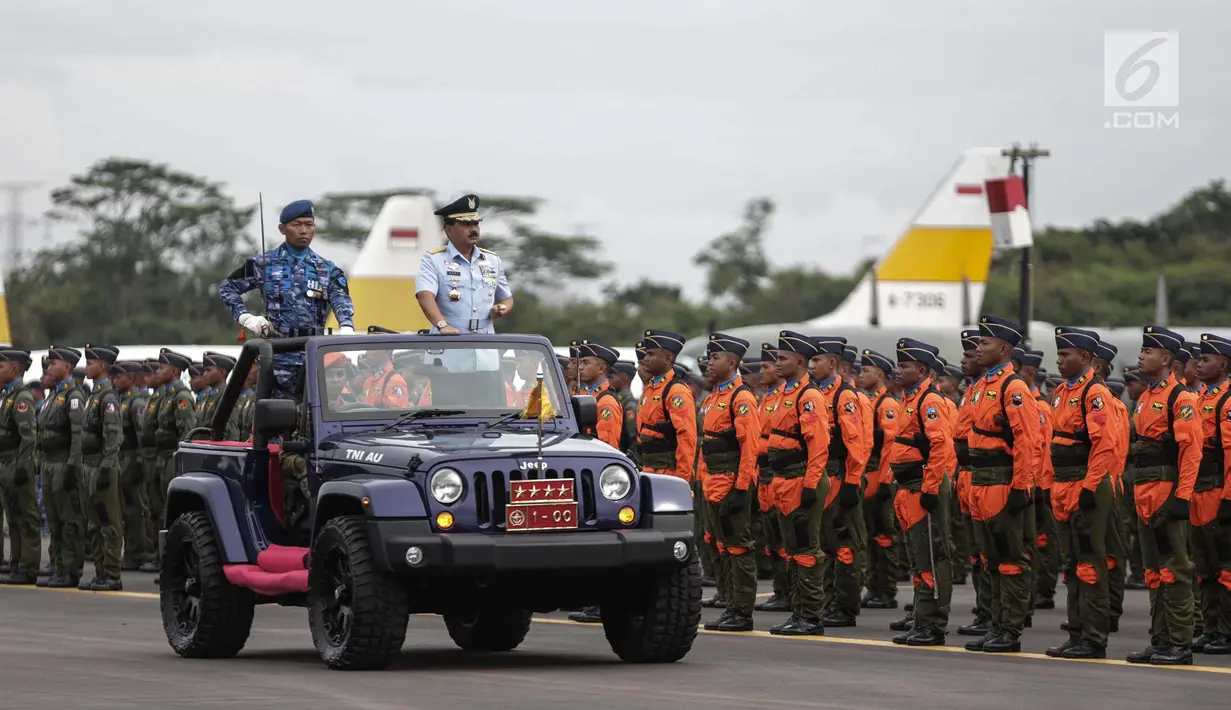 Panglima TNI Marsekal Hadi Tjahjanto mengecek pasuksan saat memimpin upacara serah terima jabatan KSAU di Lapangan Udara Halim Perdanakusuma, Jakarta, Jumat (19/1). (Liputan6.com/Faizal Fanani)