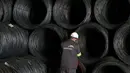 Pekerja memeriksa kabel baja di pabrik ArcelorMittal di Zenica, Bosnia dan Herzegovina, Senin (9/2). ArcelorMittal merupakan produsen baja terbesar di dunia yang tersebar di sekitar 60 negara dan berpusat di Luksemburg. (REUTERS/Dado Ruvic)