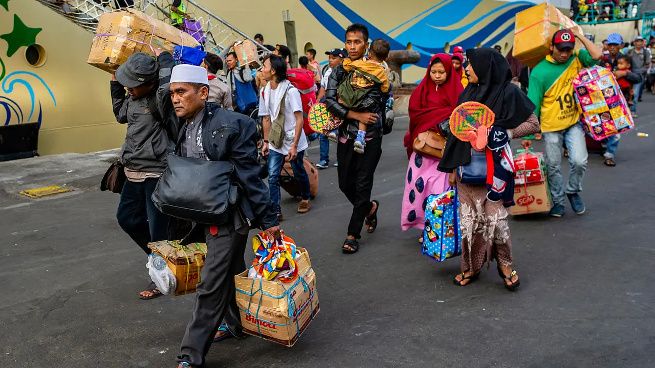 Penumpang-Turun-Kapal: