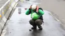 Pengendara Gojek bernama Ari mencari ranjau paku yang berserakan di sekitar Istana Negara, Jakarta, Minggu (14/8). Pria 32 tahun tersebut secara ikhlas mengumpulkan ranjau paku di sekitar Istana Negara.(Liputan6.com/Immanuel Antonius)