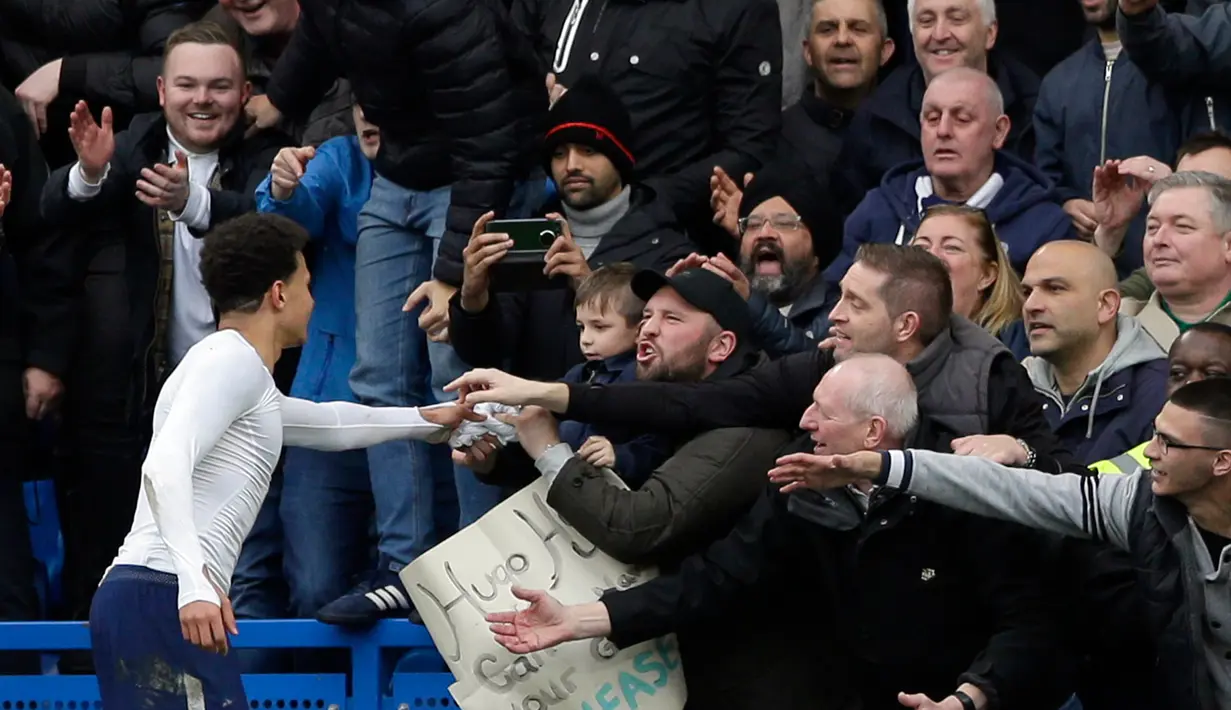 Gelandang Tottenham Hotspur Dele Alli memberikan jerseynya kepada penonton usai melawan Chelsea pada pertandingan Liga Inggris di Stamford Bridge, London (4/1). Tottenham Hotspur menang 3-1 atas Chelsea. (AP Photo/Alastair Grant)