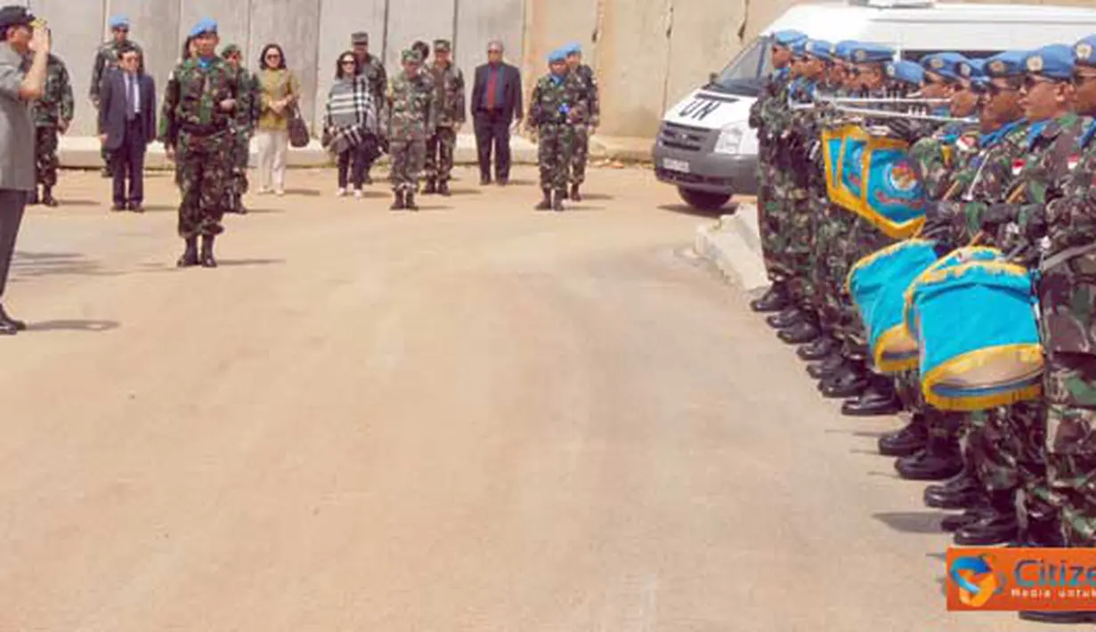 Citizen6, Lebanon: Wamenhan RI, Letjen TNI (Purn) Sjafrie Sjamsoeddin beserta Ibu Etty Sjafrie Samsoeddin melakukan kunjungan ke Markas Satgas Indonesian Battalion (Indobatt) di Adshit Al Qusayr UN POSN 7-1, Lebanon selatan, Kamis (7/4). (Pengirim: Badaru