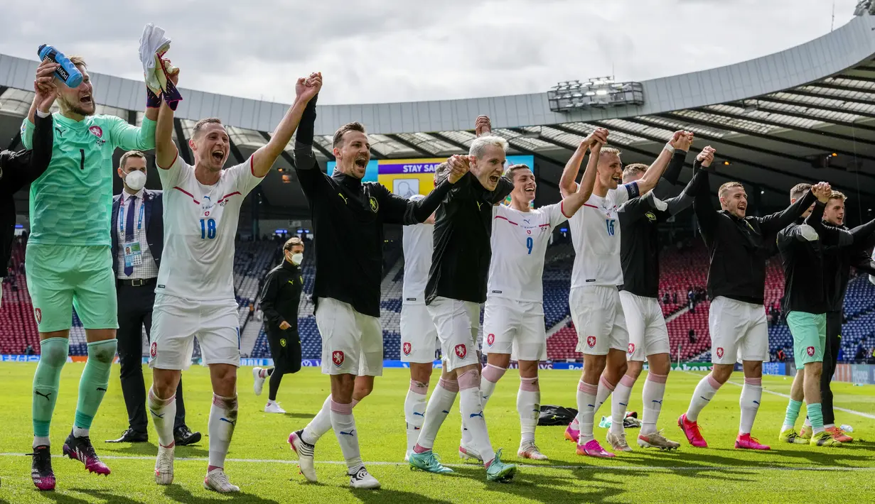Berkat kemenangan 2-0 ini, Republik Ceska untuk sementara menjadi pemuncak klasemen Grup D Euro 2020. (AP/Petr David Josek, Pool)