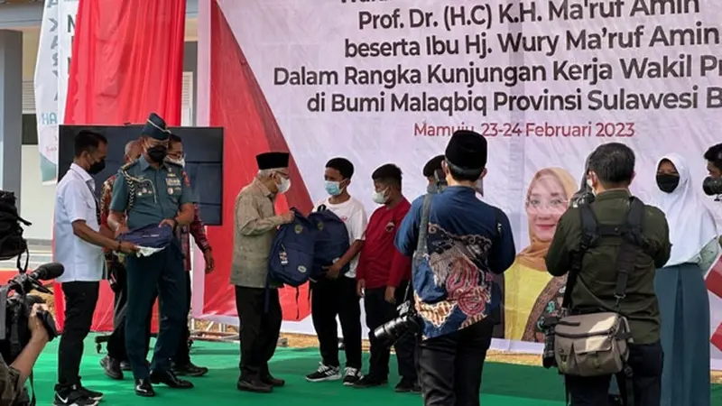 Wakil Presiden (Wapres) Ma’ruf Amin saat melakukan peninjauan SMK 1 Rangas, Mamuju, Sulawesi Barat, dalam rangka mengecek pembangunan kembali gedung sekolah usai dilanda bencana gempa bumi,