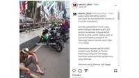 Viral pasangan suami istri (pasutri) mengalami kecelakaan lalu lintas di Fly Over Kuningan, Jakarta Selatan (Jaksel). Diduga kecelakaan tersebut dipicu alat peraga kampanye (APK) yang dipasang serampangan di pembatas jalan layang. (Foto: tangkapan layar Instagram @seputar_jaksel)