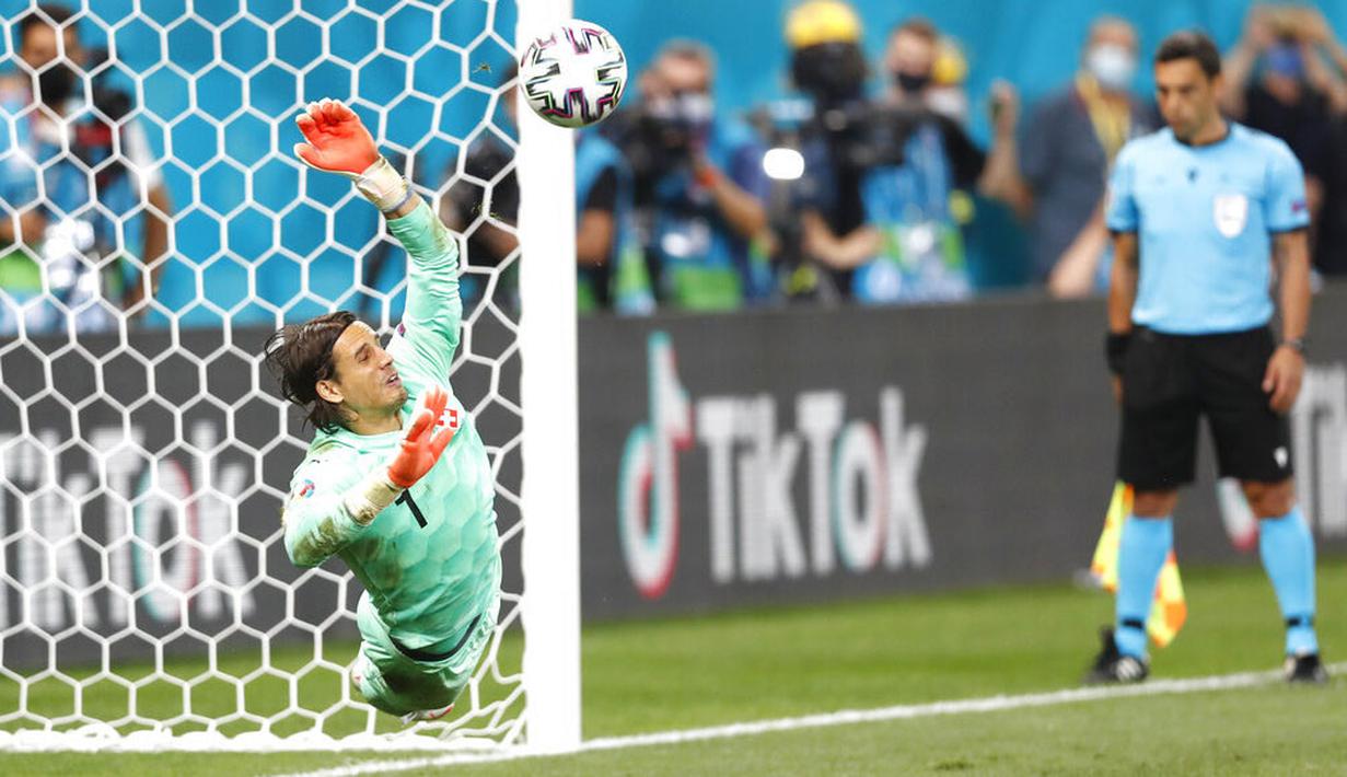 Yann Sommer berhasil membaca arah sekaligus menepis sepakan penalti striker Prancis, Kylian Mbappe,. (Robert Ghement/Pool via AP)