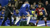 Gaya pelatih Chelsea,  Antonio Conte (kiri) memberikan arahan kepada Ross Barkley saat berebut bola dengan pemain Bournemouth, Ryan Fraser pada lanjutan Premier League di Stamford Bridge, London, (31/1/2018). Chelsea kalah 0-3. (AP/Tim Ireland)